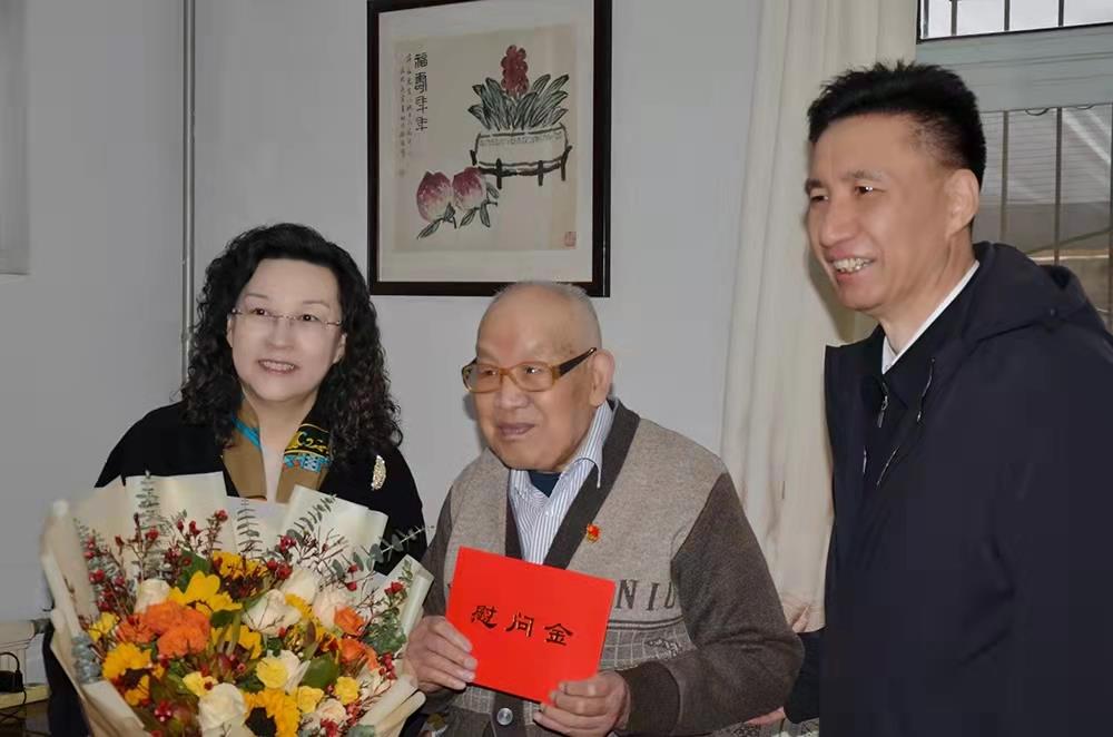 濟南產(chǎn)發(fā)集團黨委副書記、總經(jīng)理黃蓓走訪慰問離休老干部、老黨員